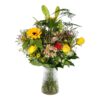 Skovlunde Buket i høj, skandinavisk stil med solsikker, roser og sæsonens blomster i gule og varme nuancer – Netbuket